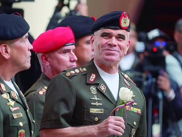 CAMBIOS. El general en jefe Vladimir Padrino López, de los hombres más cercanos al depuesto Nicolás Maduro, se despidió del cargo de ministro de Defensa de Venezuela, que ocupó por 10 años, diciendo que fue un alto honor haber servido desde ahí a su patria, tras ser separado del cargo por la presidenta encargada, Delcy Rodríguez.