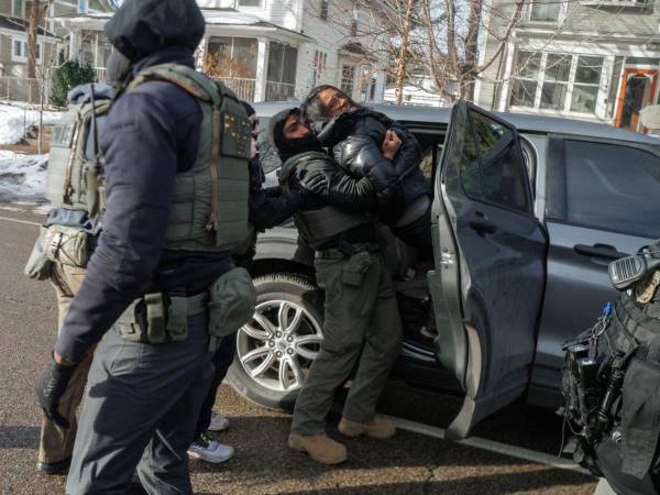 Este martes los agentes sacaron por la fuerza a una mujer de su vehículo y la arrestaron durante las violentas protestas anti-ICE que se registran en Minneapolis. Aquí las imágenes del momento.