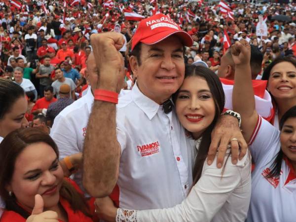 Salvador Nasralla ha hecho la mayor parte de su campaña de la mano de su esposa, Iroshka Elvir.