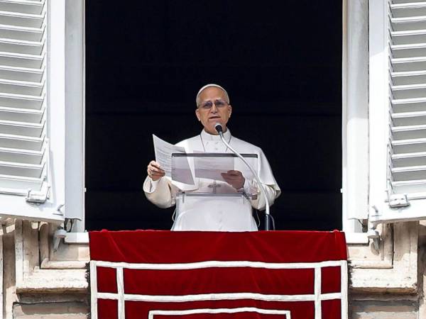 El papa León XIV pidió este martes trabajar por la paz.