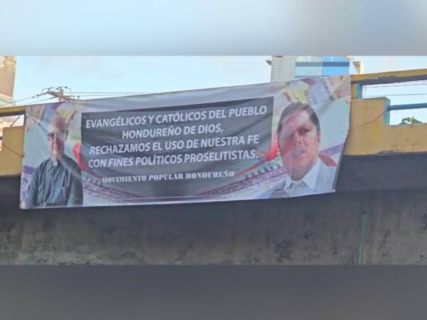 Cartel colocado en el puente del bulevar Suyapa que pasa por arriba de un tramo del bulevar Centroamérica.