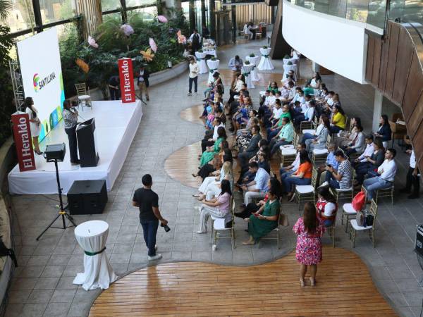 El evento destacó la urgencia de enfrentar el cambio climático mediante educación ambiental que fomente reciclaje, reforestación y cuidado de recursos naturales.