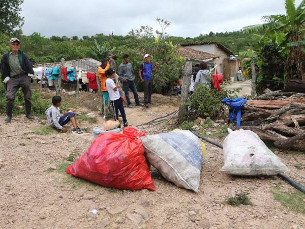 Mientras Tegucigalpa crece, la aldea El Cimarrón continúa sin agua potable, sin electricidad y con caminos que dificultan el acceso a la comunidad.