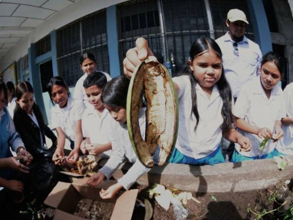 En el Rafael Pineda Ponce #2 elaboraron su propio compostaje los pequeños defensores del ambiente.