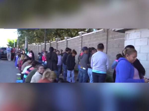 Largas filas hay afuera del Infop.