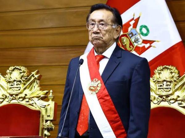 Denuncian constitucionalmente a presidente interino de Perú por compra de aviones a Estados Unidos.