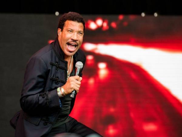 En junio pasado, Richie tuvo que suspender de manera abrupta una presentación en Saint Paul, Minnesota, luego de sentirse mareado sobre el escenario.