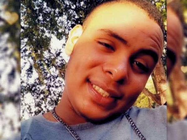 Jostin Sandres fue atacado por desconocidos a bordo de una motocicleta y murió a pocos metros de su casa.