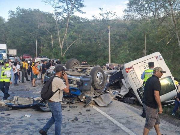 Este es un nuevo accidente vial donde involucra equipo pesado y transporte de personas.