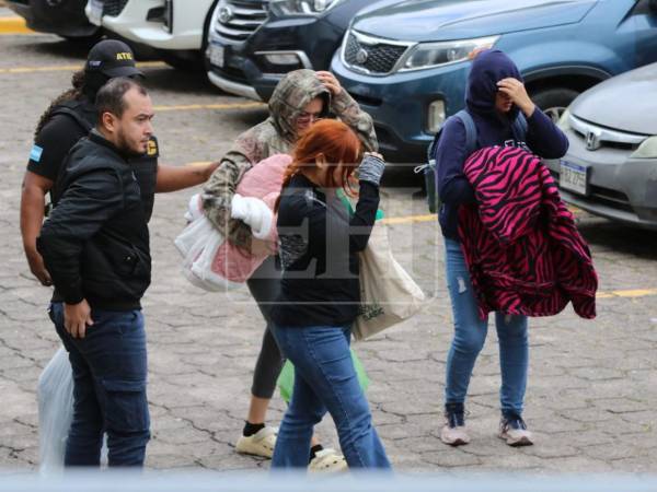 Los primeros cuatro detenidos por el caso de corrupción en Sedesol son trasladados a la Corte Suprema de Justicia para la audiencia de declaración de imputados. Todos llegaron cargando consigo abrigos y hasta cobijas para soportar el frío en las celdas.