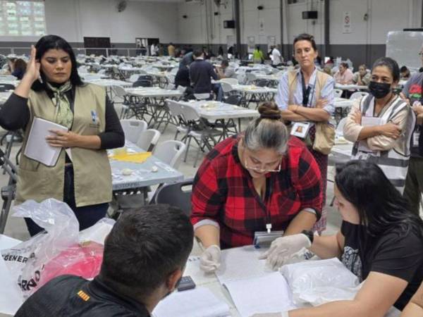 El pronunciamiento condena el decreto presidencial y llama al respeto por los resultados electorales.