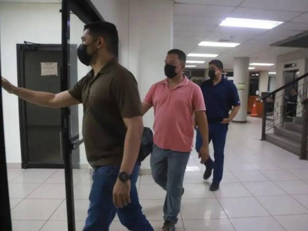 Durante la audiencia inicial, el MP habría presentado 24 medios de prueba, entre ellos análisis periciales de las sustancias decomisadas, actas de decomiso, análisis forenses de videos de vigilancia y declaraciones de testigos protegidos.