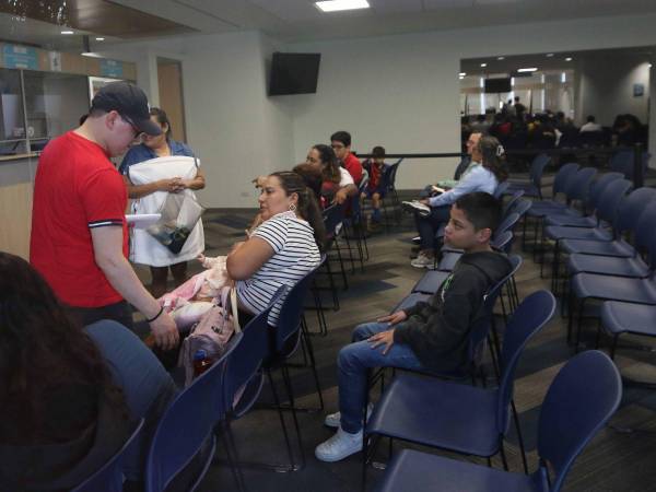 En el Centro Cívico Gubernamental (CCG), empleados estatales y usuarios de las oficinas del Estado, hacen sus trámites con normalidad.