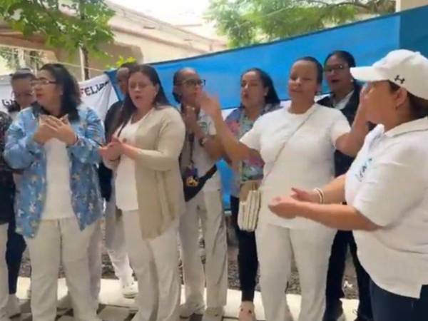 Auxiliares de enfermería se concentraron en el hospital San Felipe en Tegucigalpa para exigir cumplimiento de acuerdos y respeto a sus derechos laborales.