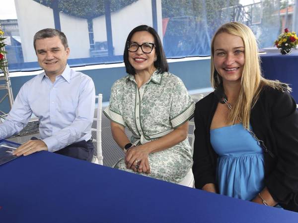 Discovery School formalizó una alianza estratégica con Coursera, convirtiéndose en la primera institución educativa de Honduras y Centroamérica en establecer un acuerdo oficial con la reconocida plataforma global de aprendizaje en línea.