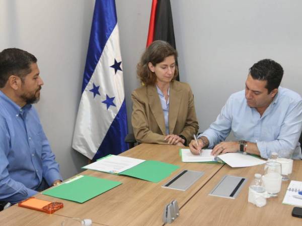 El encuentro fue encabezado por Juan Diego Zelaya, edil municipal; Daniela Vogl, embajadora de Alemania en Honduras; y Julio Quiñonez, coordinador del Programa de Adaptación al Cambio Climático de la AMDC.