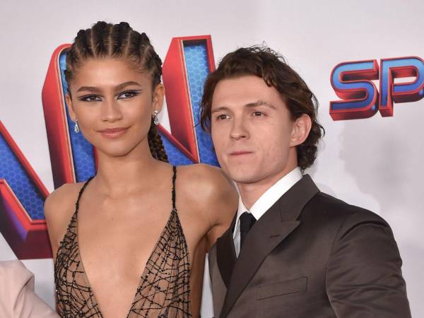 Circulan fotografías recientes que muestran a Zendaya compartiendo una salida íntima con la familia de Tom Holland durante las fiestas de fin de año en Londres. La secuencia, replicada con rapidez en distintas plataformas, activó interpretaciones diversas sobre la situación personal de la actriz, sin aportes oficiales que las respalden.