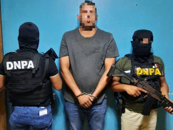 Agentes de la Policía Nacional capturaron a un presunto sicario de Los Montoya durante un patrullaje en Colón por tráfico de drogas.