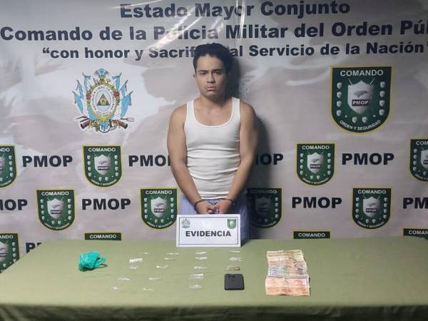 José Daniel Moncada Montoya junto a las evidencias que le fueron decomisadas por la Policía Militar del Orden Público (PMOP).