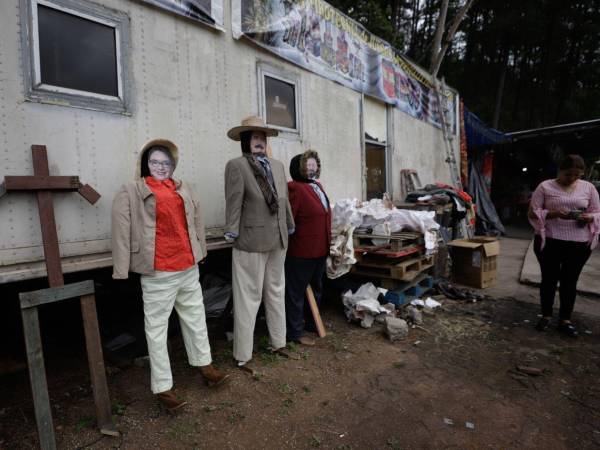 Con ropa vieja, zacate y pólvora, los capitalinos elaboran sus monigotes para la quema de Fin de Año, una tradición que se repite año tras año.