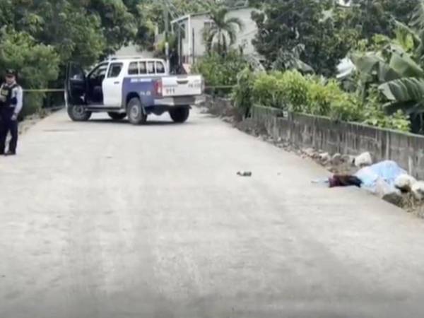 El cuerpo del hombre estaba tirado a un lado de la calle en Pueblo Nuevo.