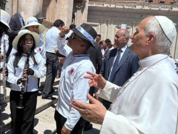 El papa escuchó varias canciones de la banda.
