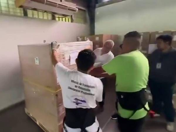 El equipo llegó a las instalaciones del Instituto Nacional de Formación Profesional (Infop), donde funcionan las bodegas del CNE.