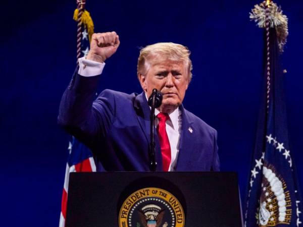 El presidente estadounidense Donald Trump pronuncia un discurso durante la celebración del 250 aniversario de Estados Unidos en el National Mall de Washington, D.C., EE. UU., el 4 de julio de 2026. El espectáculo de fuegos artificiales que siguió al discurso del presidente fue, según se informa, el mayor de la historia, con 850,000 proyectiles lanzados durante 40 minutos.