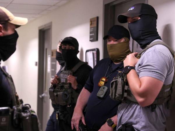 Fotografía de archivo de agentes federales mientras supervisan audiencias en la Corte de Inmigración en Nueva York