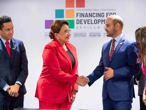 La presidenta Xiomara Castro, firmó varios acuerdos durante su visita en España.