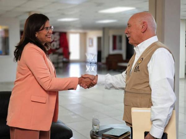 La candidata a la presidencia por Libre, Rixi Moncada, sostuvo diálogo con los representantes de la Organización de Estado Americanos (OEA).