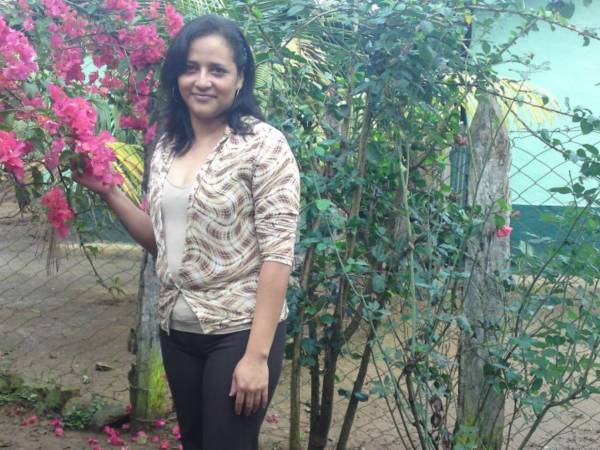 Rosa Dalila Cárcamo, de 48 años, perdió la vida la tarde del lunes a manos de su propio sobrino, luego de que este intentara robarle su dinero y, al ella no acceder, la atacó con un cuchillo hasta quitarle la vida. Aquí los detalles de lo ocurrido: