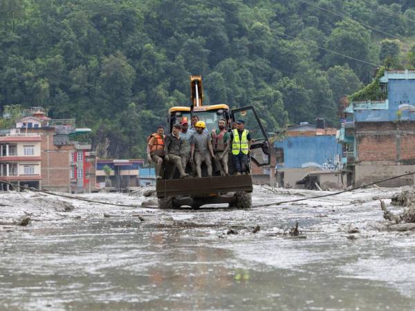La lluvia, la inestabilidad de las laderas, los accesos dañados y los cortes de comunicaciones complican la búsqueda de los 265 desaparecidos por la riada en el condado chino de Gyirong (Tíbet, suroeste), donde los equipos detectaron un lago formado por el represamiento natural del agua cerca del paso fronterizo con Nepal.