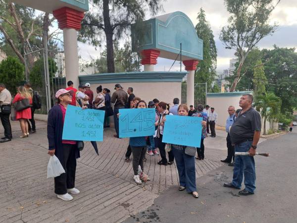 Un pequeño grupo de jubilados se apostaron frente a las instalaciones del Injupemp, en la colonia Loma Linda, de la capital, para exponer sus exigencias a las autoridades de este instituto de previsión.