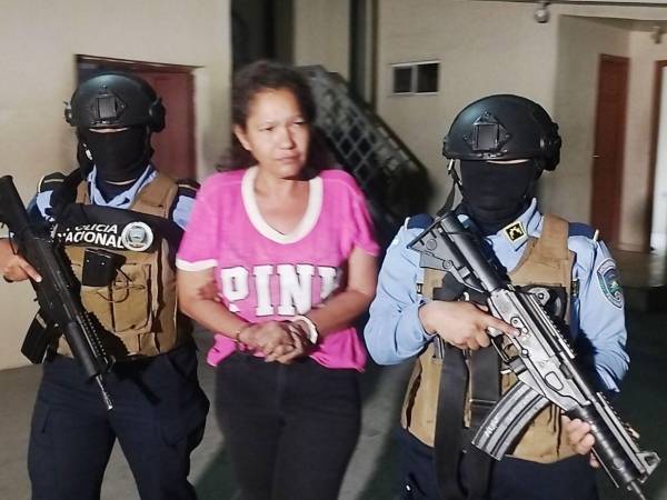Los agentes de la Dipampco capturaron a Ibis Ibucane Midence Madrid, presunta integrante de la MS-13 y le decomisaron un cargamento de cigarrillos que fue ingresado de contrabando a Honduras.