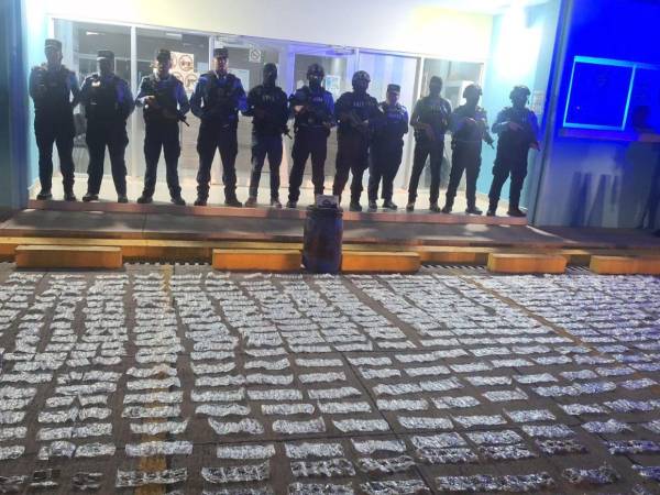 Las autoridades policiales contabilizaron 5,108 dosis de cocaína, marihuana y crack, encontrada en una caleta en Langue, Valle.