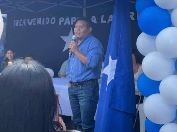 El material en manos de las autoridades policiales muestra el momento en que el edil de San Isidro, Intibucá, salió en compañía de un conductor, su escolta y recogió a una mujer en la zona. ¿Qué pasó después? Aquí te damos los detalles: