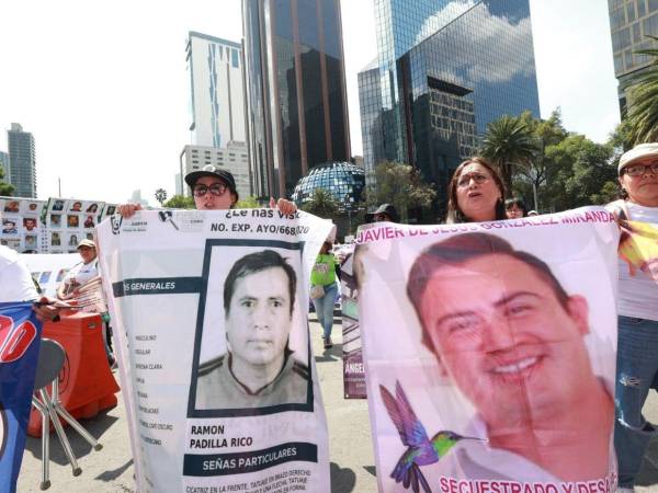 Fotografías, fichas de búsqueda y carteles con los rostros de personas desaparecidas ocuparon este domingo el Paseo de la Reforma, una de las principales avenidas de Ciudad de México, donde familias y colectivos reclamaron mantener visibles a quienes faltan en un país con más de 130.000 personas desaparecidas y no localizadas.