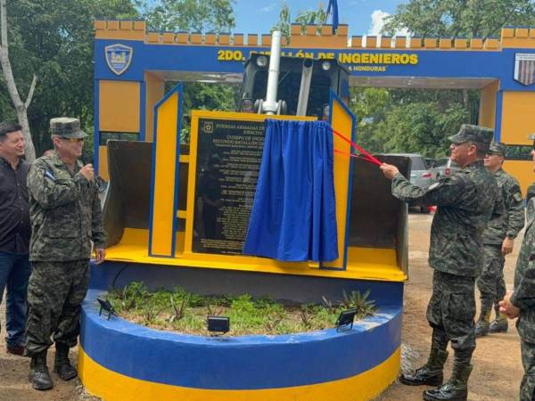 El jefe del Estado Mayor Conjunto de las Fuerzas Armadas, general Héctor Benjamín Valerio Ardón, al momento de develar la placa de uno de los proyectos en el Segundo Batallón de Ingenieros en Naco, Cortés.