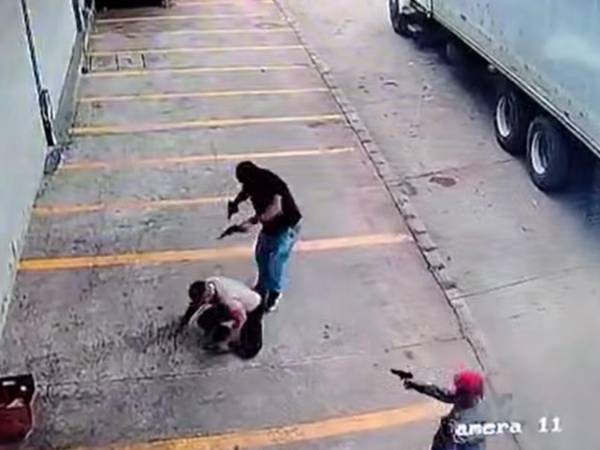 El guardia de seguridad intentó defender a sus compañeros del atraco, pero los malhechores dispararon contra su humanidad.