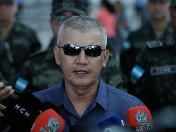 Roosevelt Hernández, exjefe del Estado Mayor Conjunto de las FF AA, ha estado envuelto en polémicas por su trato hostil hacia la prensa hondureña durante su tiempo al mando de la institución castrense.