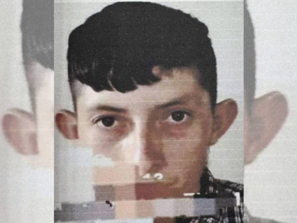 Los delitos que se le atribuyen son: agresiones sexuales agravadas continuadas en contra de las dos niñas y también pornografía infantil.