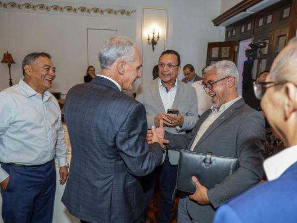El presidente de la República, Nasry Asfura, se reunió en Casa de Gobierno con representantes de diferentes organizaciones cafetaleras para impulsar las exportaciones del café.