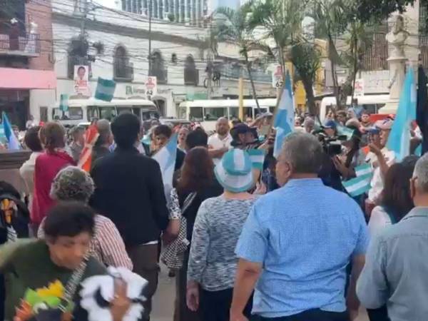 La oposición se vio obligada a sesionar en los bajos del Congreso Nacional porque no les permitieron ingresar al hemiciclo.