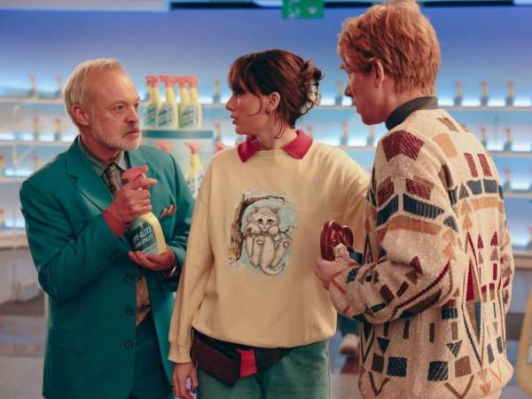 Taylor Swift estrenó hoy el videoclip de Opalite, su nuevo sencillo extraído del álbum The Life of a Showgirl, publicado en octubre de 2025. La producción audiovisual cuenta con la participación de destacadas figuras del cine y la televisión británicos e internacionales, entre ellos Cillian Murphy, Domhnall Gleeson, Jodie Turner-Smith, Greta Lee, Lewis Capaldi, Kameron Saunders y el presentador Graham Norton.