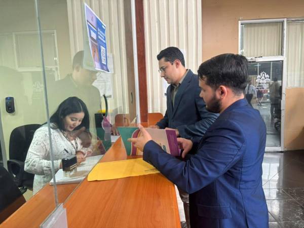 Representantes de la ASJ presentaron este jueves una denuncia ante el TSC para que se realicen auditorias especiales en el pago de médicos que mantienen suspendidas la consulta externa en los hospitales.