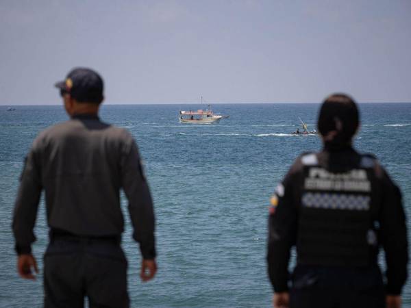 El Ejército de Estados Unidos asegura que ha hundido diez embarcaciones y ha acabado con 43 vidas en aguas del Caribe y del Pacífico, en una nueva etapa de su guerra contra las drogas.