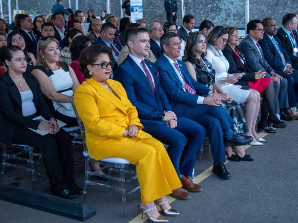 La presidenta del Poder Judicial, Rebeca Ráquel junto a los demás magistrados de la Corte Suprema de Jusiticia (CSJ), en la ceremonia de celebración de los 200 años de creación.