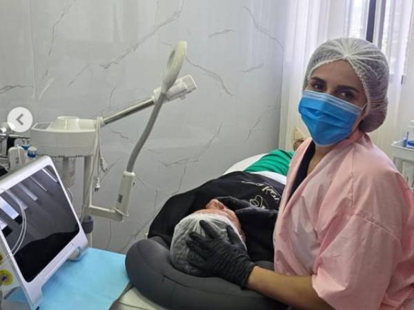 La doctora Keydi Díaz convirtió su sueño en realidad: pasó de atender en su casa a dirigir una clínica estética en Tegucigalpa.