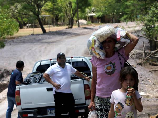 Durante el recorrido, bajo el ardiente calor del sur de Honduras, EL HERALDO encontró personas que caminan kilómetros en busca de pulperías para comprar algo de comer, madres pensando qué darles a sus hijos y adultos mayores que lloran porque no hay cosecha ni tampoco qué comer. Ellos también recibieron raciones de alimentos.
